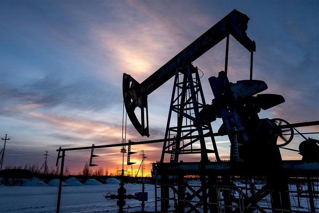 Plataforma petrolera ecuatoriana al atardecer