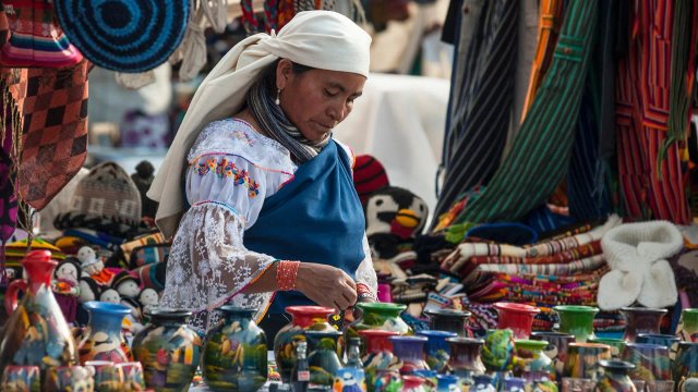 Artesana indígena en el mercado de Otavalo