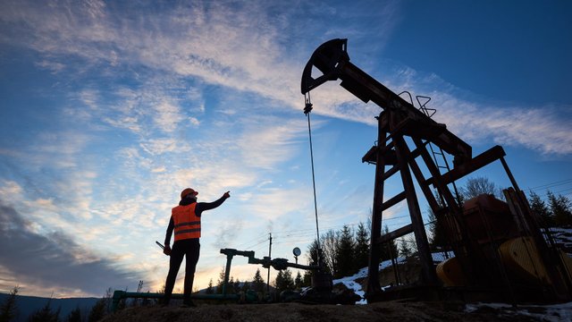 Trabajador supervisa operaciones en plataforma petrolera