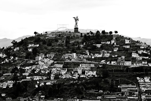 Vista panorámica de El Panecillo y Quito desde la distancia