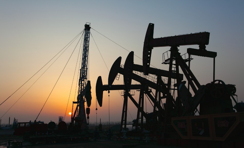 Plataformas de extracción petrolera al atardecer