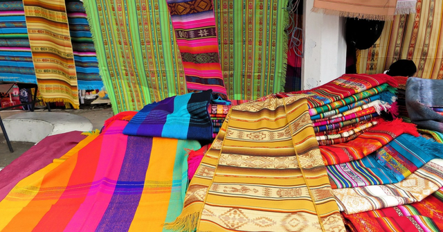 Textiles tradicionales ecuatorianos exhibidos en mercado local