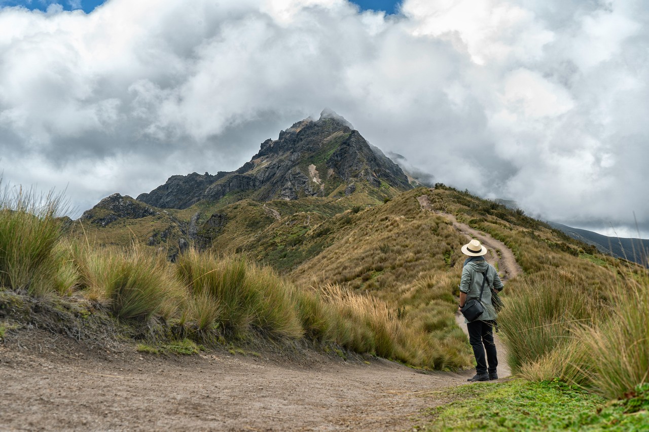 Senderista en los páramos andinos de Ecuador
