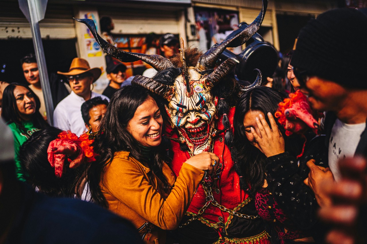Celebración de fiestas tradicionales ecuatorianas con disfraces y máscaras