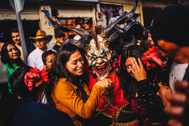Celebración de fiestas tradicionales ecuatorianas con disfraces y máscaras