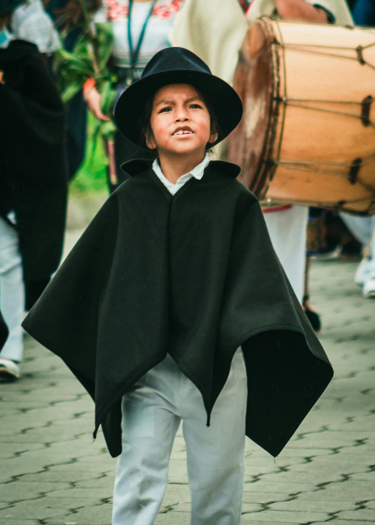 Niño con traje tradicional indígena en Otavalo