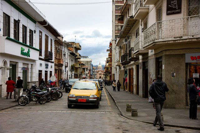 Centro histórico de Cuenca con arquitectura colonial ecuatoriana