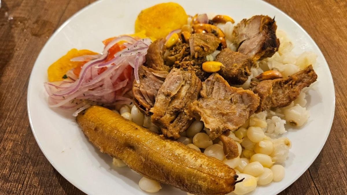 Plato tradicional ecuatoriano con carne, plátano frito y choclo