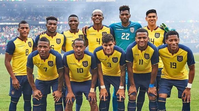 Selección ecuatoriana de fútbol posando en cancha