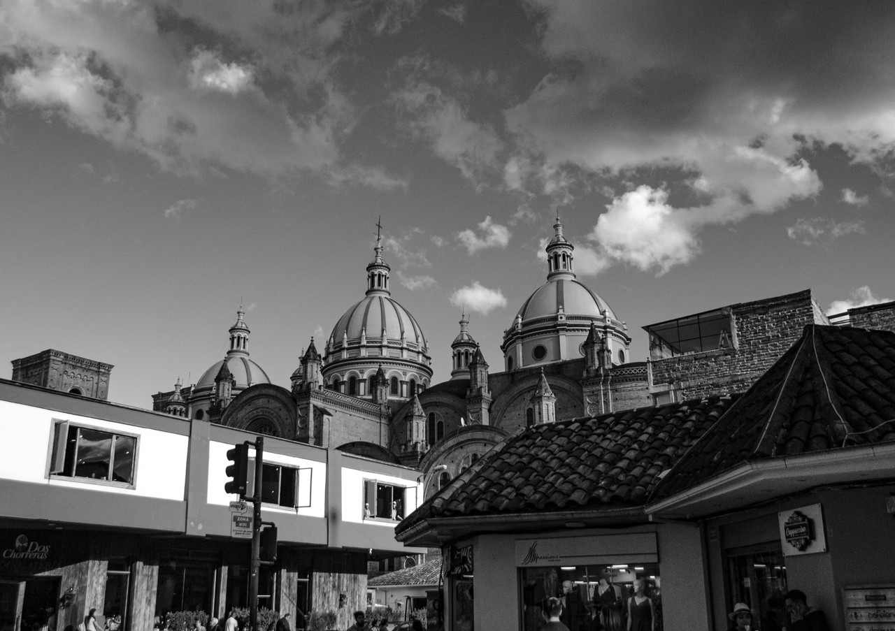 Arquitectura colonial de Cuenca con iglesia de fondo