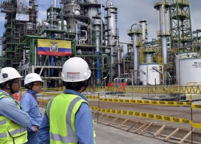 Trabajadores en plataforma de refinería petrolera ecuatoriana