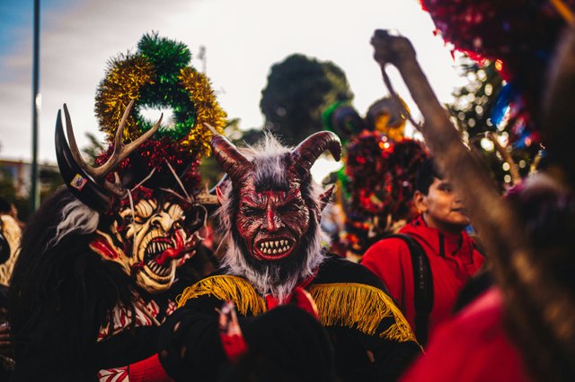 Celebración de fiestas tradicionales ecuatorianas con máscaras ancestrales