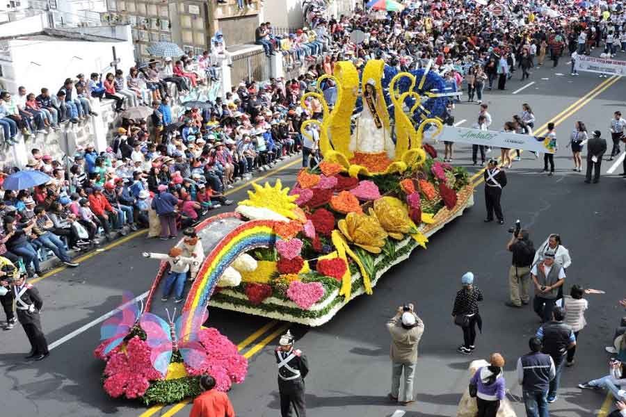 Desfile de fiestas tradicionales ecuatorianas con carrozas florales