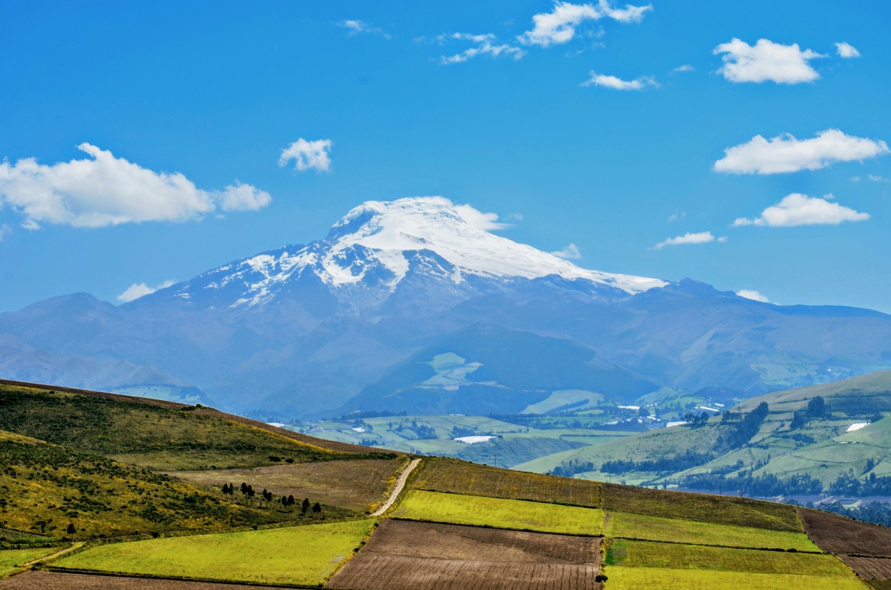 Volcán nevado en los Andes ecuatorianos