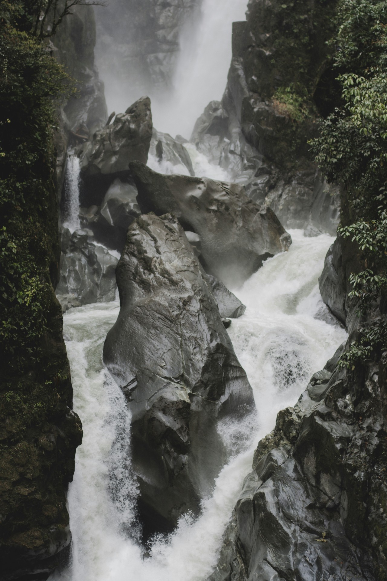 Cascada en el cañón de Baños de Agua Santa
