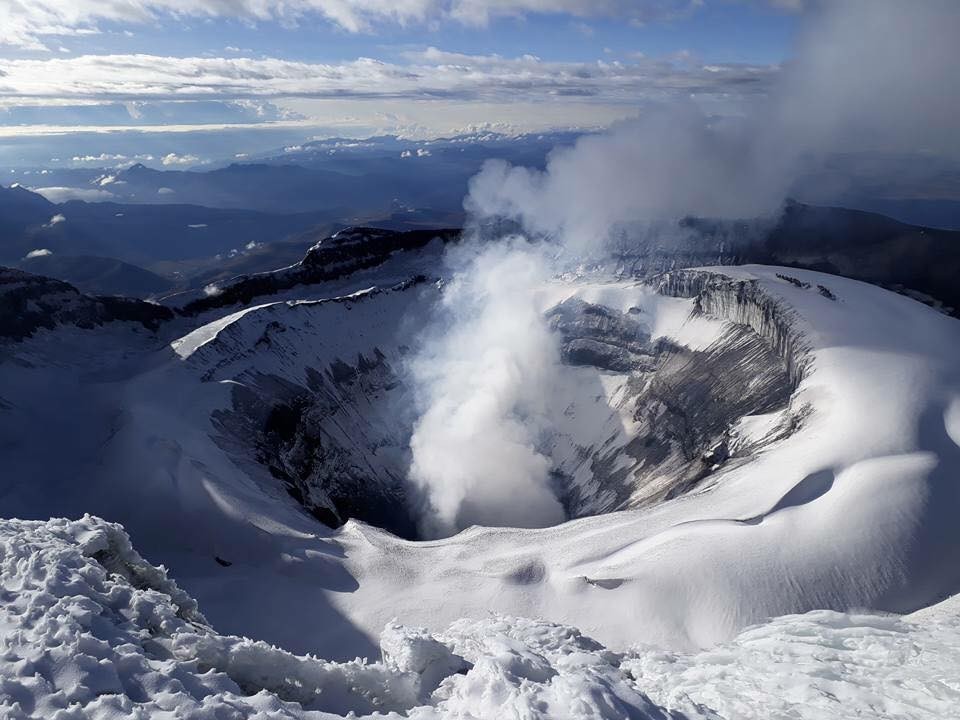 Volcán Cotopaxi: vista aérea con actividad fumarólica
