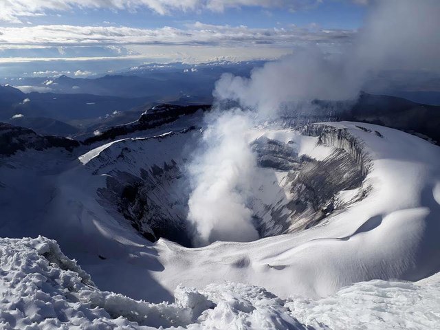 Volcán Cotopaxi: vista aérea con actividad fumarólica
