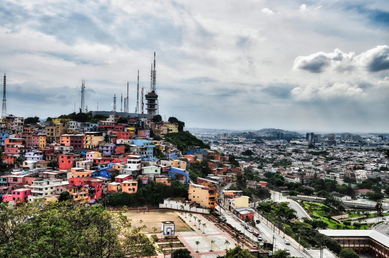 Vista panorámica de Guayaquil con iglesia y zona residencial