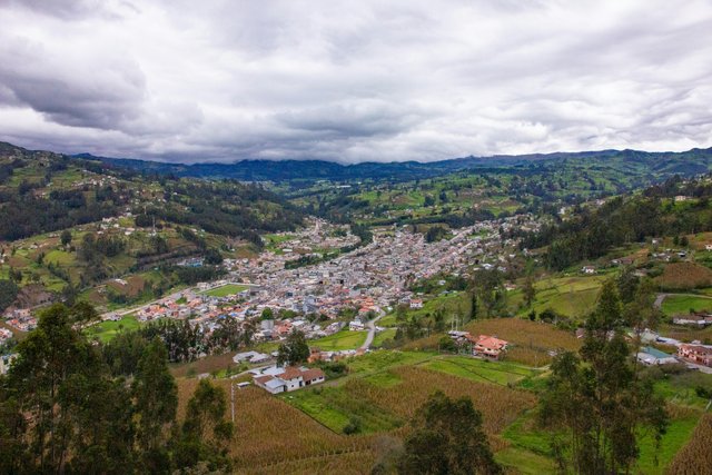 Vista aérea de Baños de Agua Santa en el valle andino