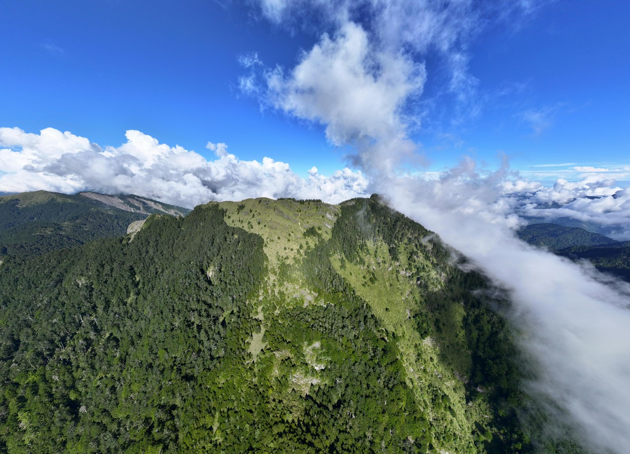 Volcán Cotopaxi entre nubes en los Andes ecuatorianos