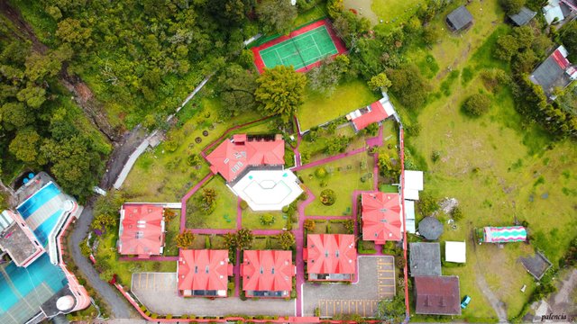 Vista aérea de Baños de Agua Santa con arquitectura residencial y vegetación tropical