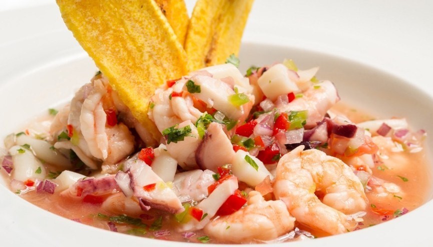 Ceviche ecuatoriano tradicional con tostadas