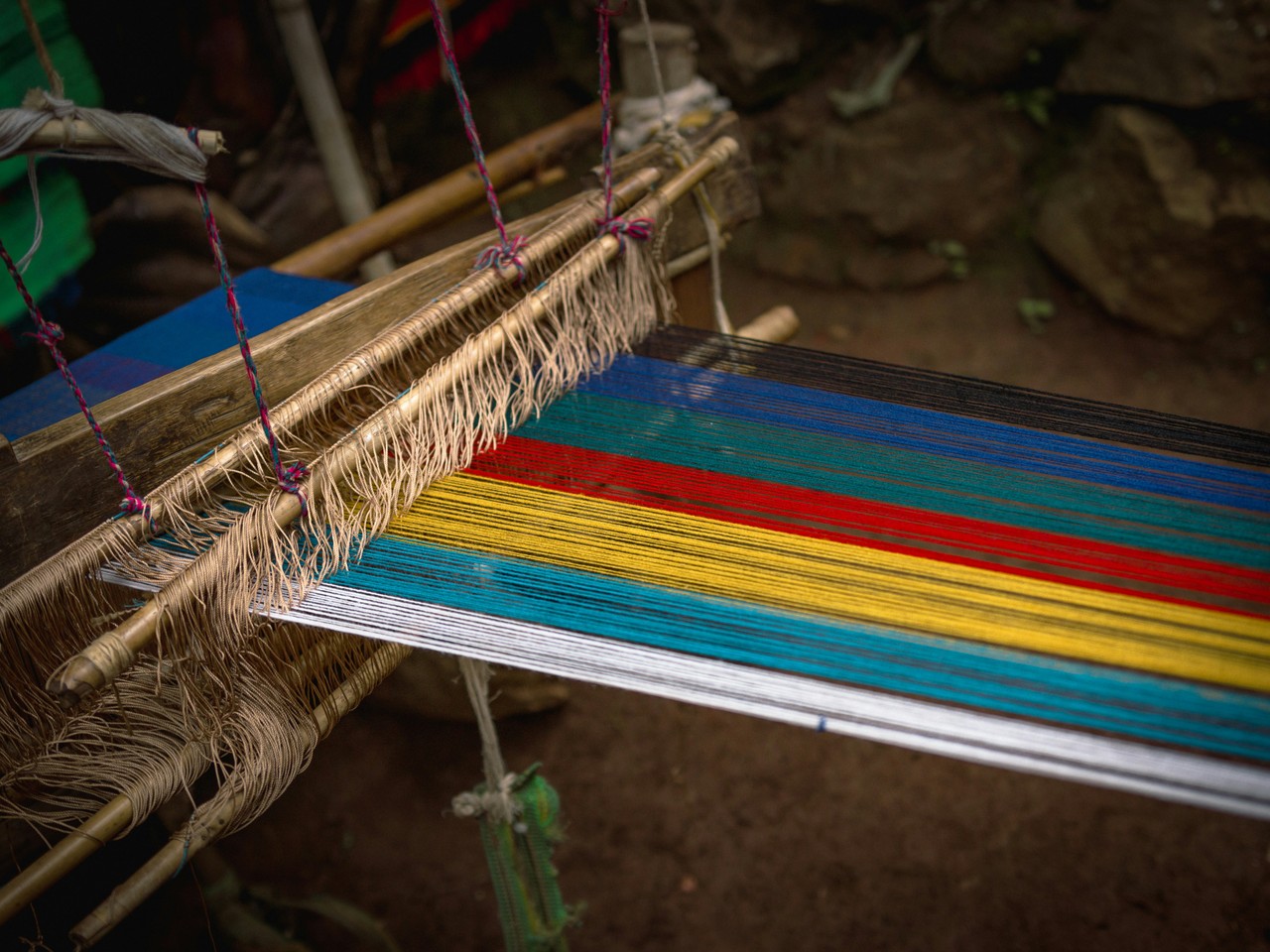 Telar artesanal ecuatoriano con telas multicolores