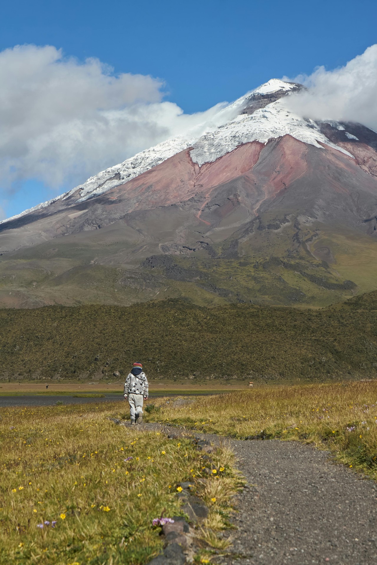 Explorador en las faldas del volcán Cotopaxi