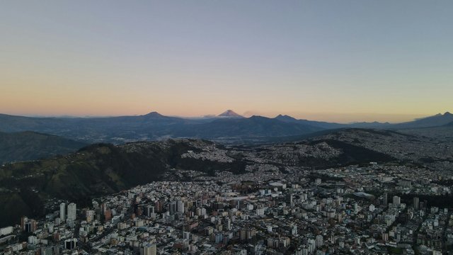 Quito al atardecer con vista del Cotopaxi