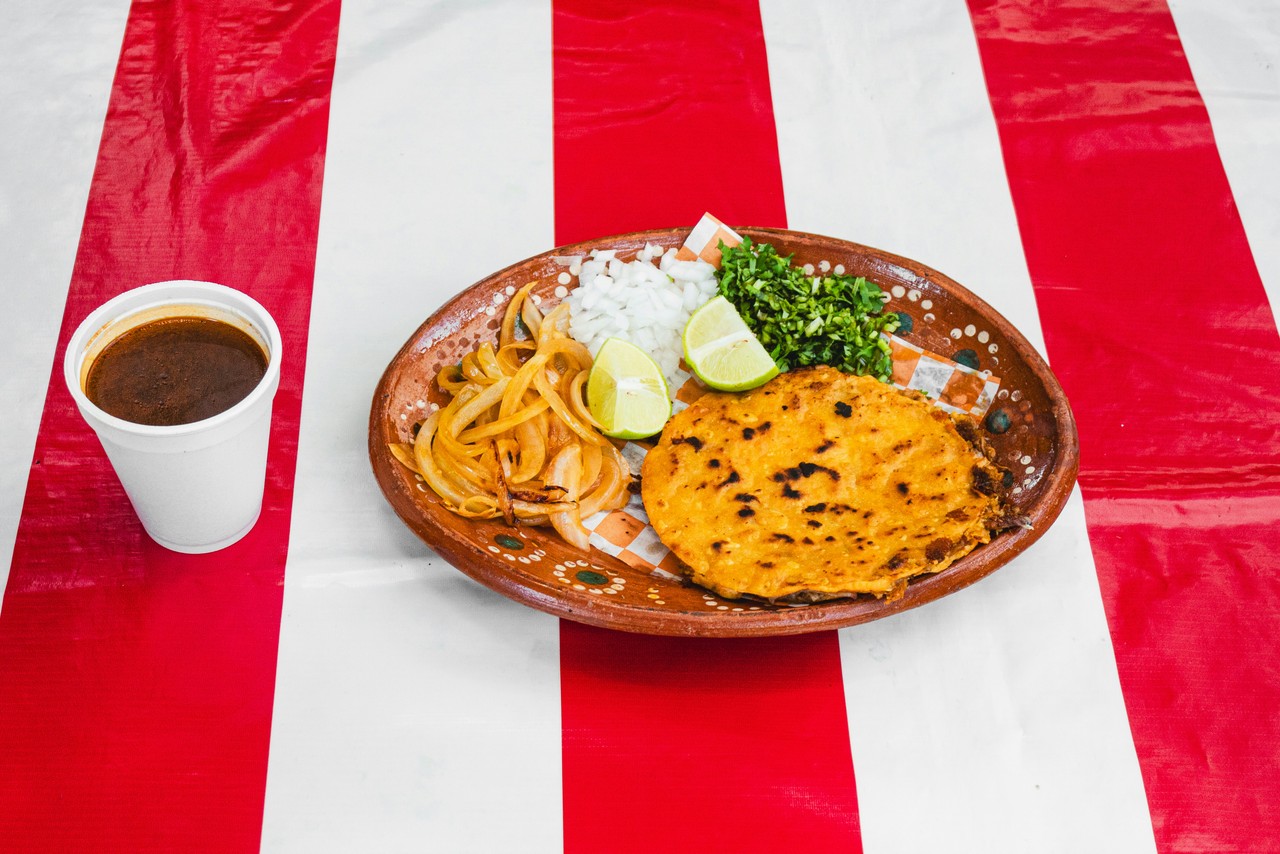 Plato típico ecuatoriano con arepa, noodles y café