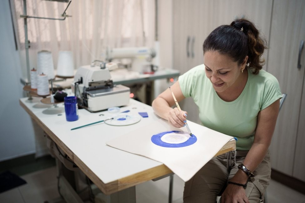 Artesana ecuatoriana trabajando en proyecto creativo