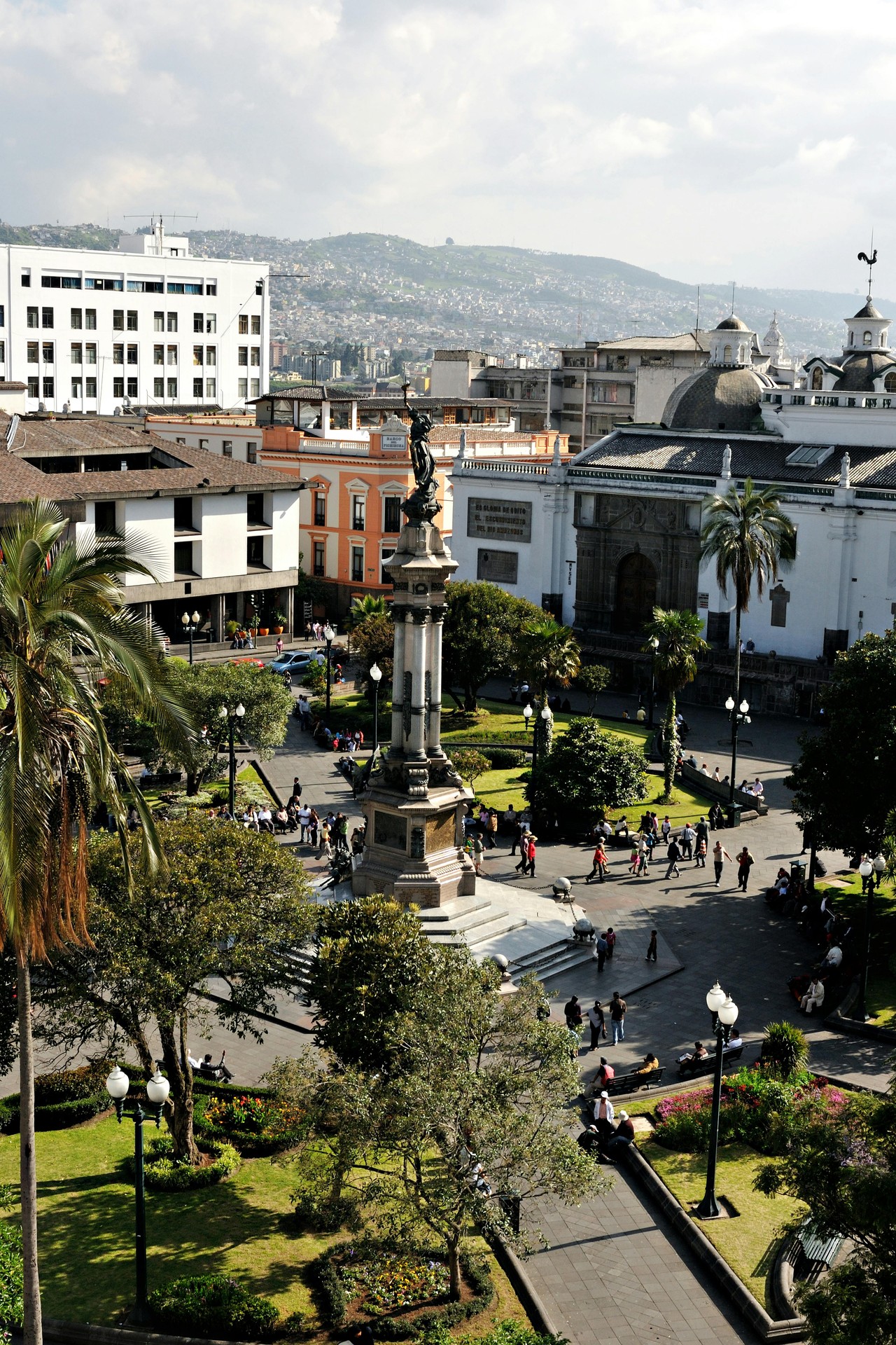 Vista aérea del centro histórico de Quito con Plaza de la Independencia