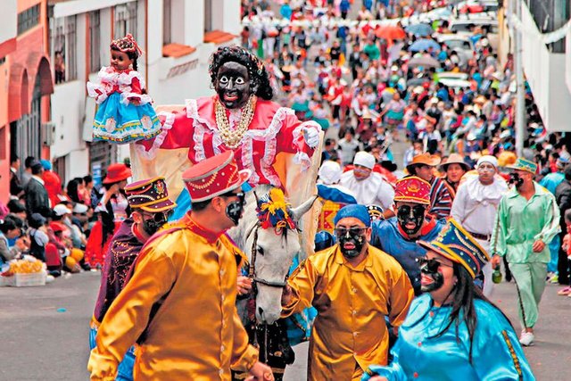 Celebración de fiesta tradicional ecuatoriana con desfile callejero