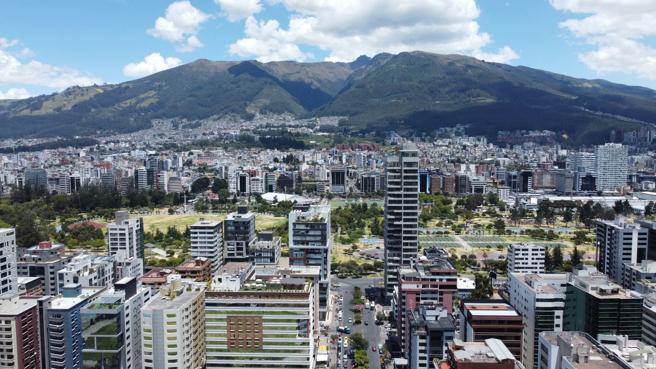 Vista panorámica de Quito con el Pichincha al fondo
