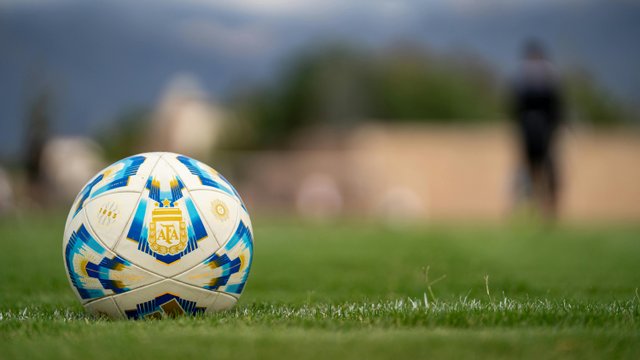 Balón de fútbol en campo de juego