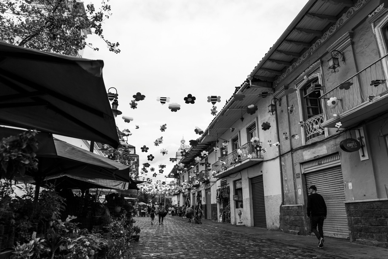 Calle del centro histórico de Otavalo en blanco y negro