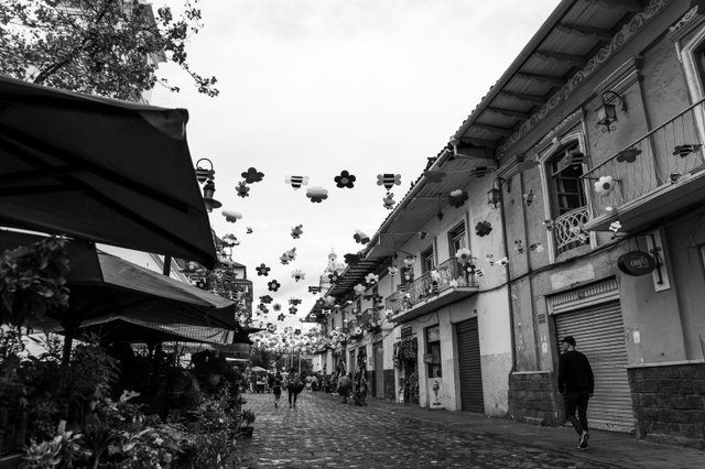 Calle del centro histórico de Otavalo en blanco y negro