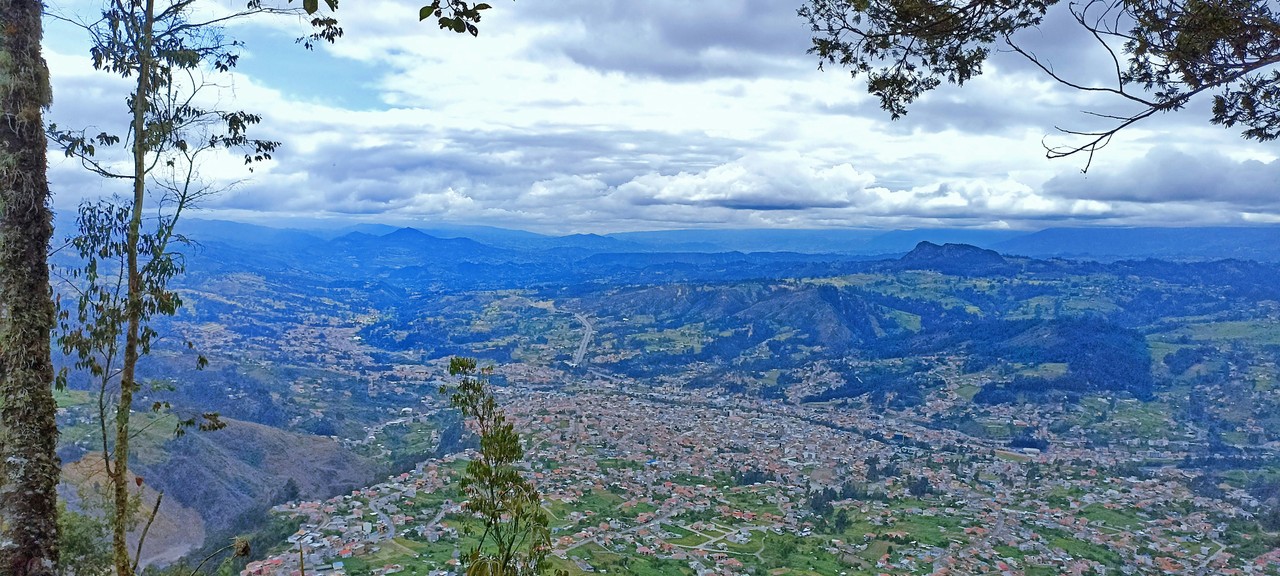 Vista panorámica de valle andino ecuatoriano desde las alturas