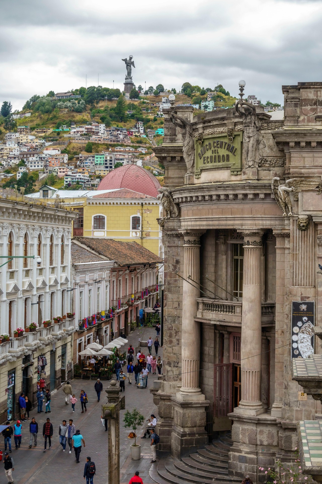 Panorámica del Centro Histórico de Quito con arquitectura colonial