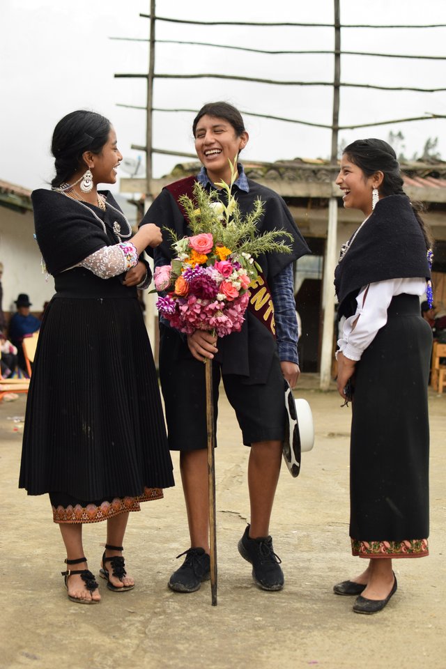 Jóvenes Saraguro celebran Kapak Raymi con flores y vestimenta tradicional