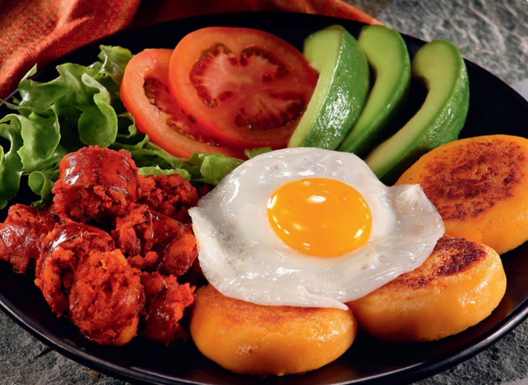Llapingacho ecuatoriano con huevo y verduras frescas
