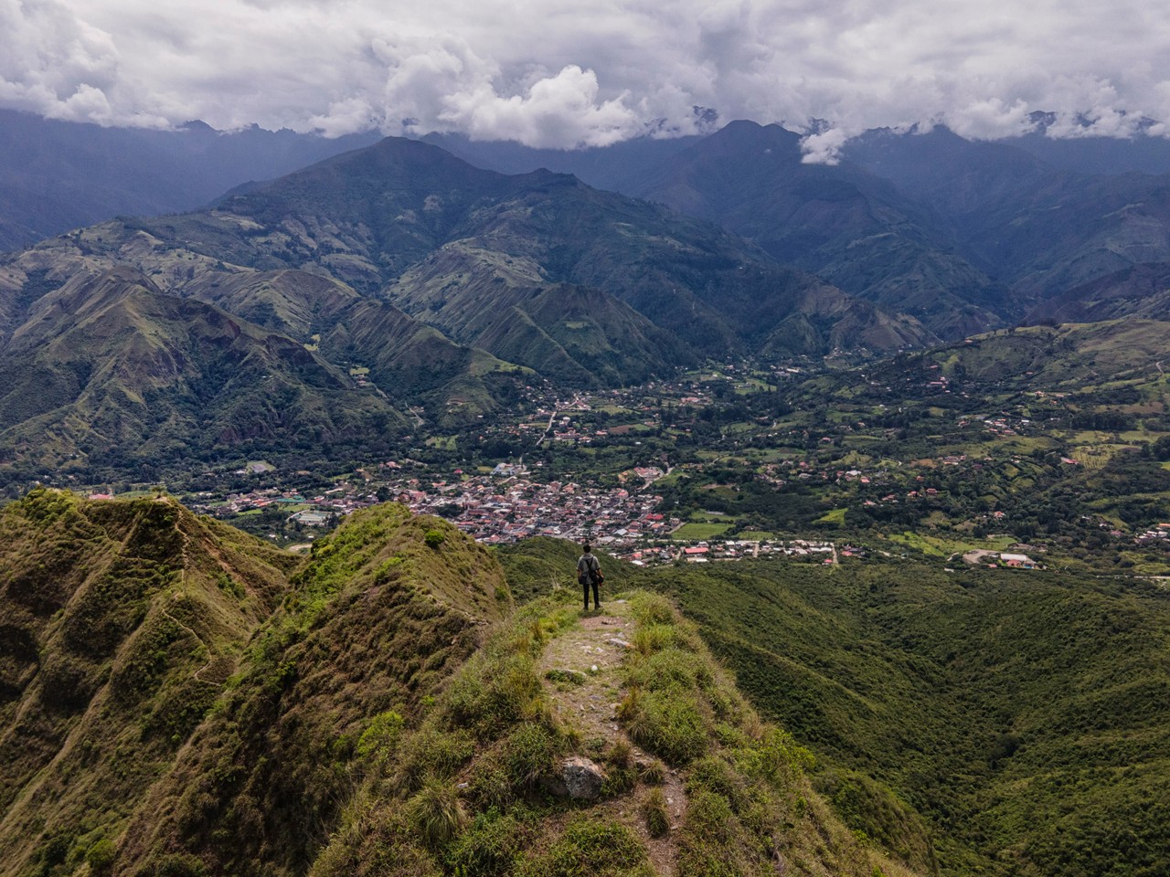 Paisaje andino ecuatoriano con pueblo en el valle