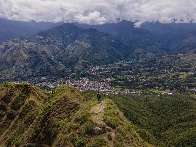Paisaje andino ecuatoriano con pueblo en el valle