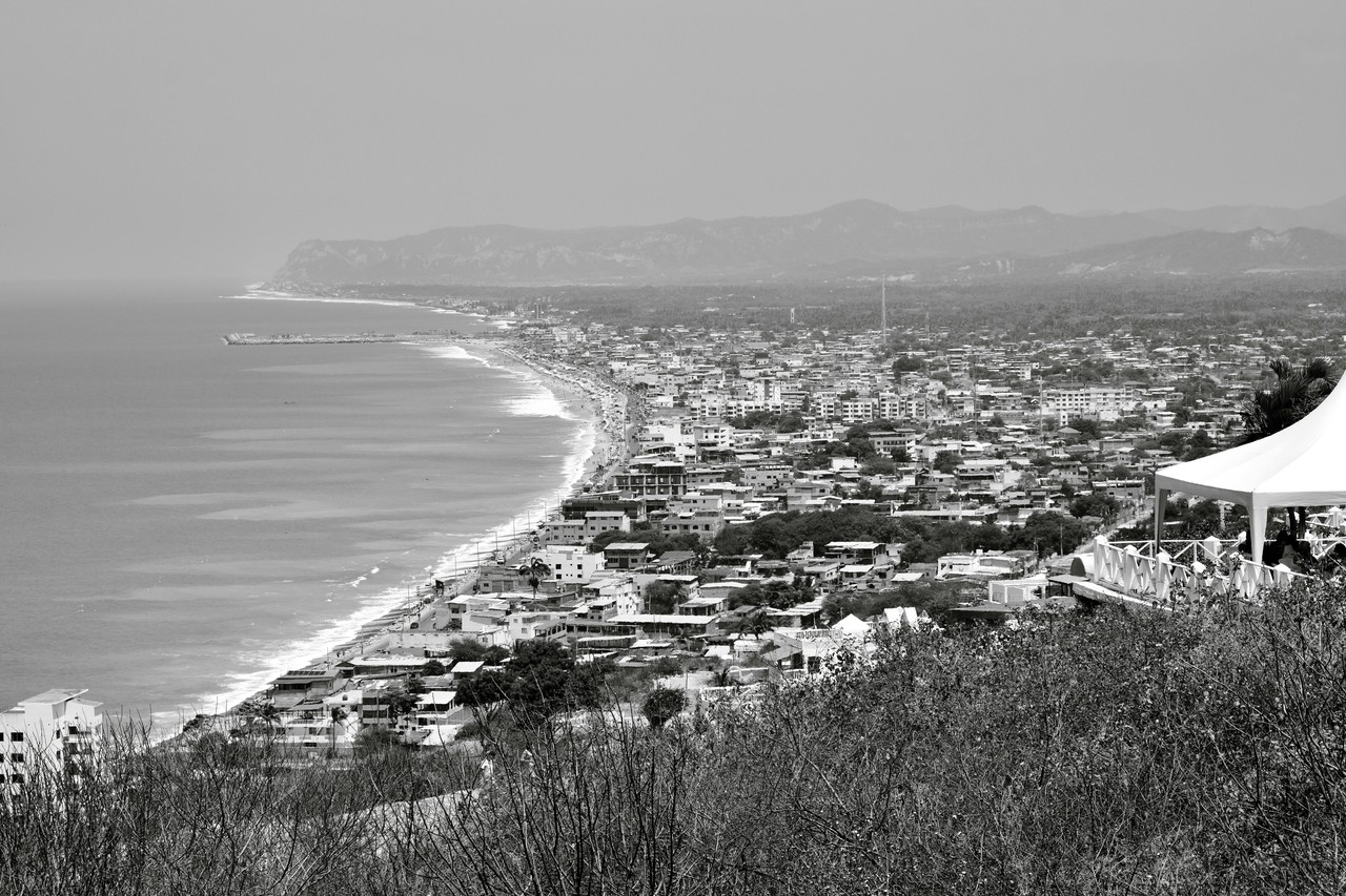 Vista aérea de la costa ecuatoriana con playa y asentamientos