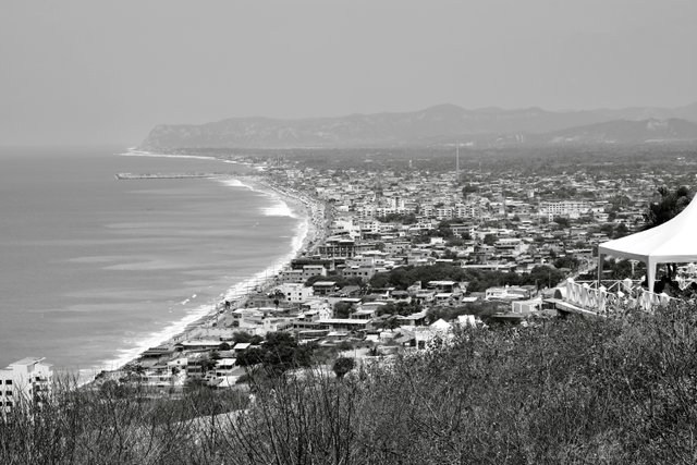 Vista aérea de la costa ecuatoriana con playa y asentamientos