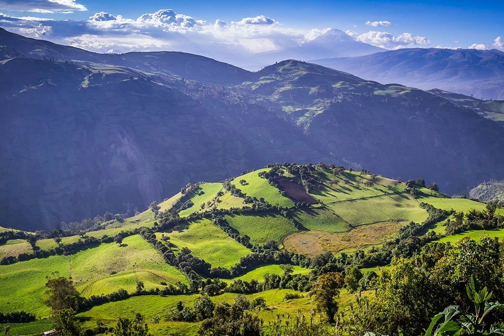 Paisaje montañoso de los Andes ecuatorianos con valles verdes