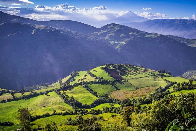 Paisaje montañoso de los Andes ecuatorianos con valles verdes