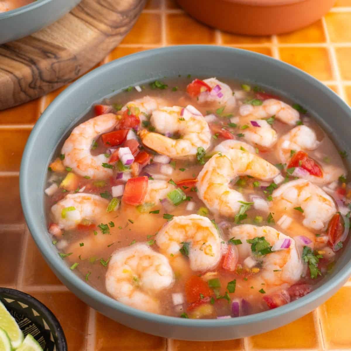 Ceviche de camarones ecuatoriano con decoración tradicional
