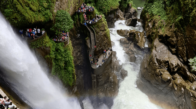 Cascada y río en Baños de Agua Santa, Ecuador