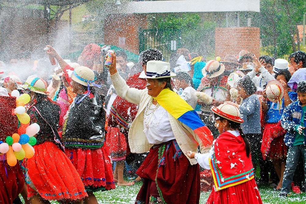 Celebración tradicional ecuatoriana con agua y confeti
